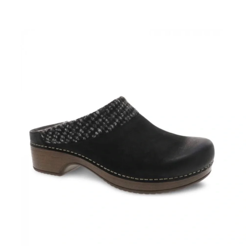 Dansko Black Bev Burnished Nubuck Clogs Size 39 EU $140